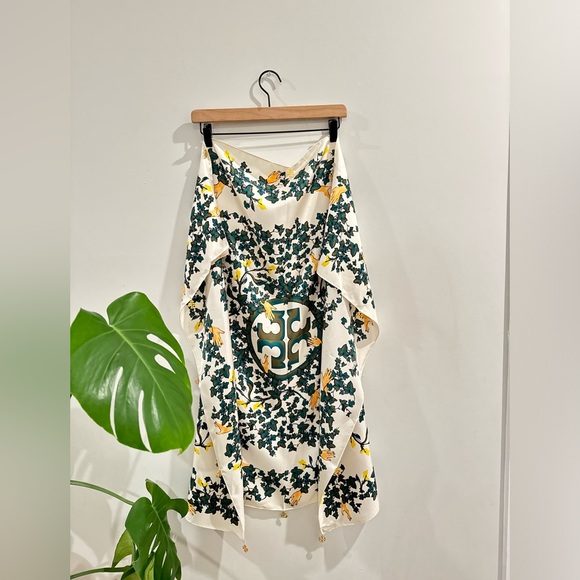 TORY BURCH DAISY VINE MEDALLION CHARM SILK SQUARE SCARF - Picture 4 of 9